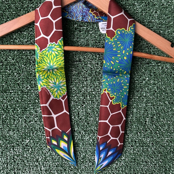 Hermes Neck Scarf 100% Silk Animal Scarf Giraffe Green Blue Brown - Picture 2 of 4